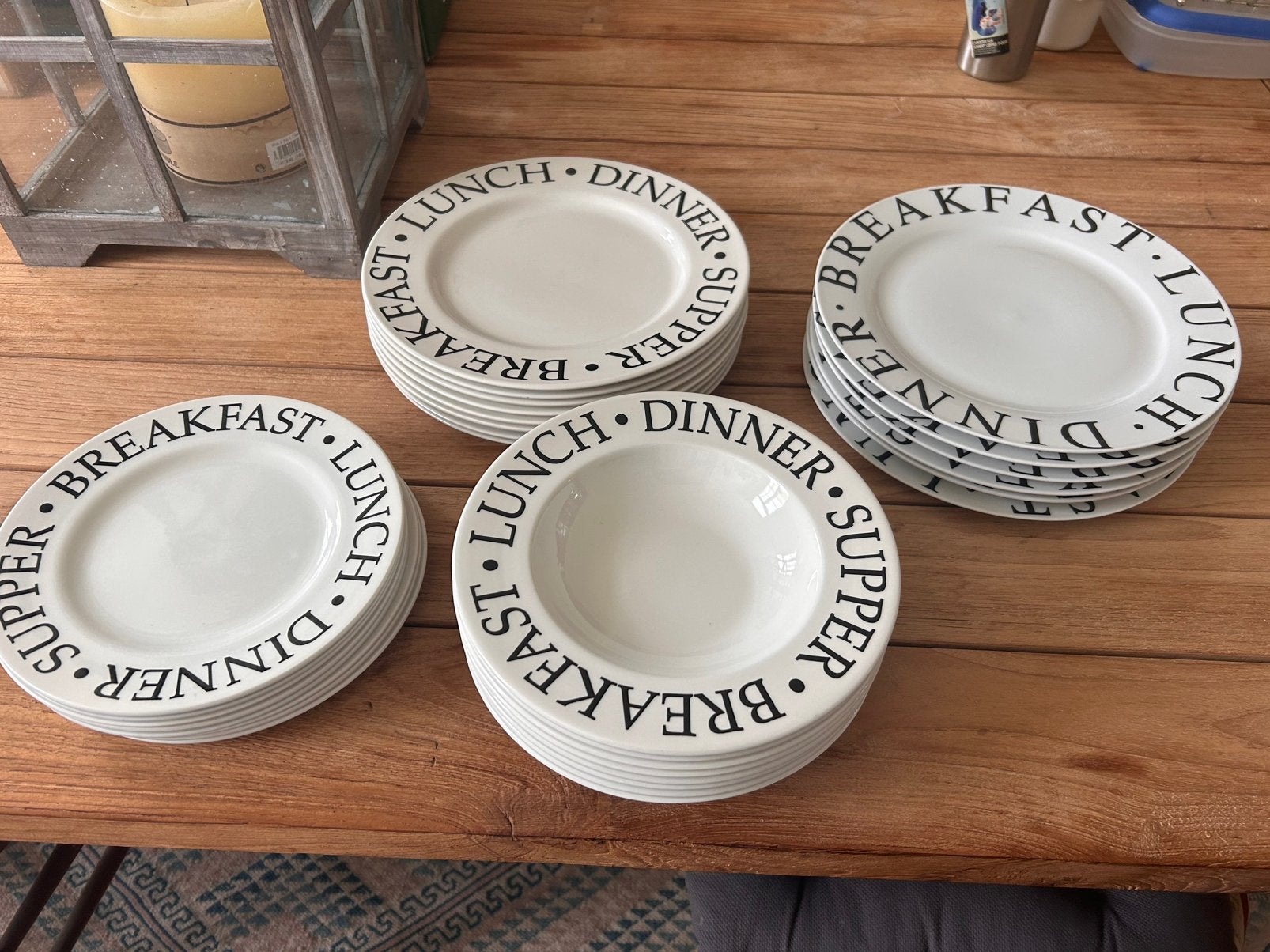 Wit servies met zwarte letters Hema, Ophalen, Zo goed als nieuw, Aardewerk, Bord(en)