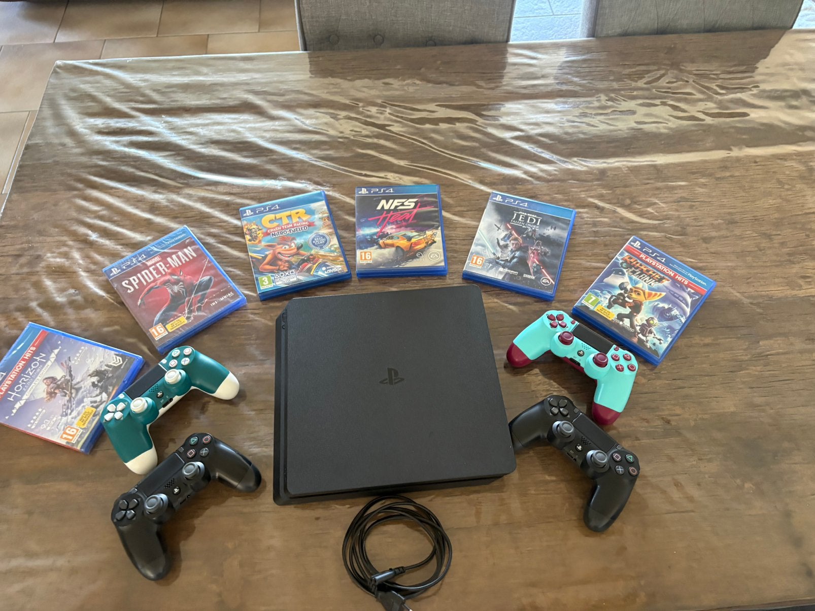 Playstation 4 Slim + Games + 4 controllers, Games en Spelcomputers, Ophalen, Zo goed als nieuw, Met harde schijf, 1 TB