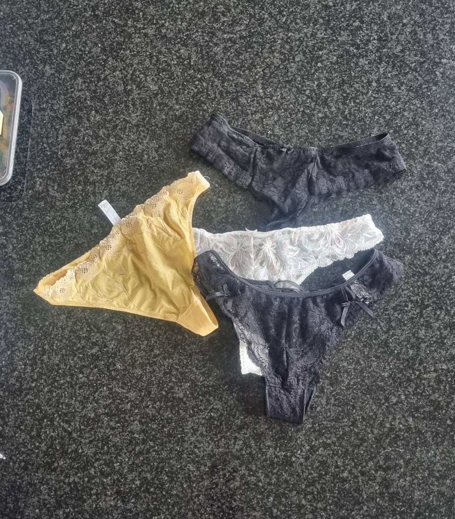 4 nouvelles culotes/string - Medium, Vêtements | Femmes, Enlèvement ou Envoi, String