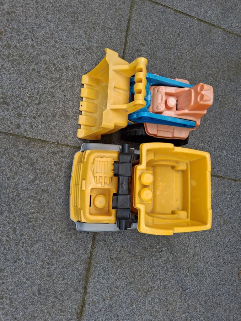 Kiepauto en bulldozer ,gebruikt aan zee, Ophalen