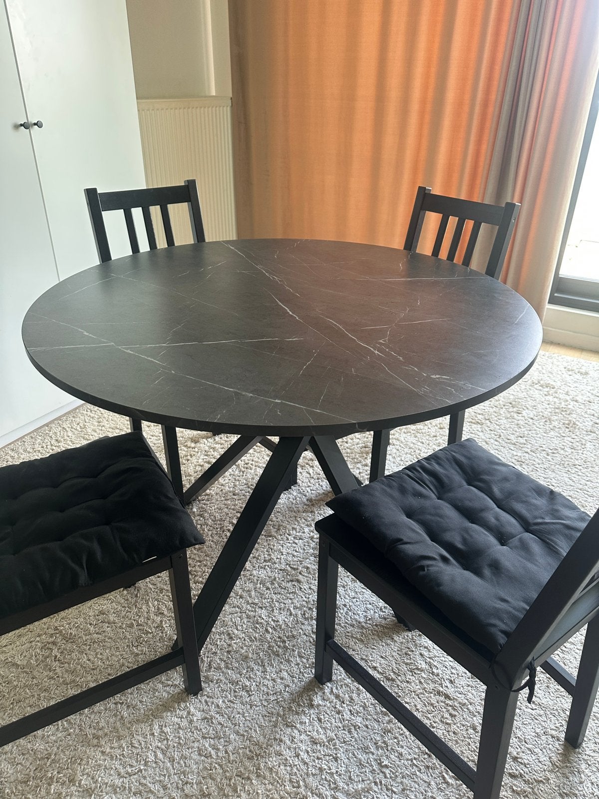 Ronde zwarte eettafel met 4 stoelen, Huis en Inrichting, Complete eetkamers, Zo goed als nieuw, 4 tot 6 stoelen, Ophalen