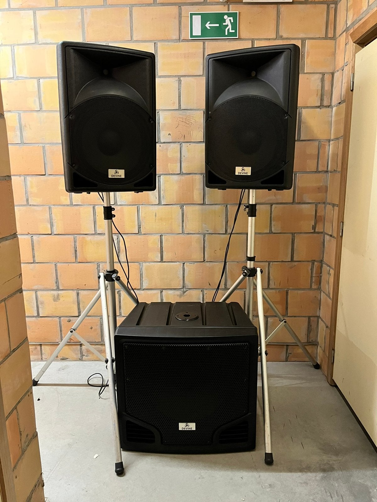 Devine geluidsset 2x Artis 15A + 18” SUB 118A + statieven, Ophalen, Gebruikt, 1000 watt of meer, Monitor(versterker)