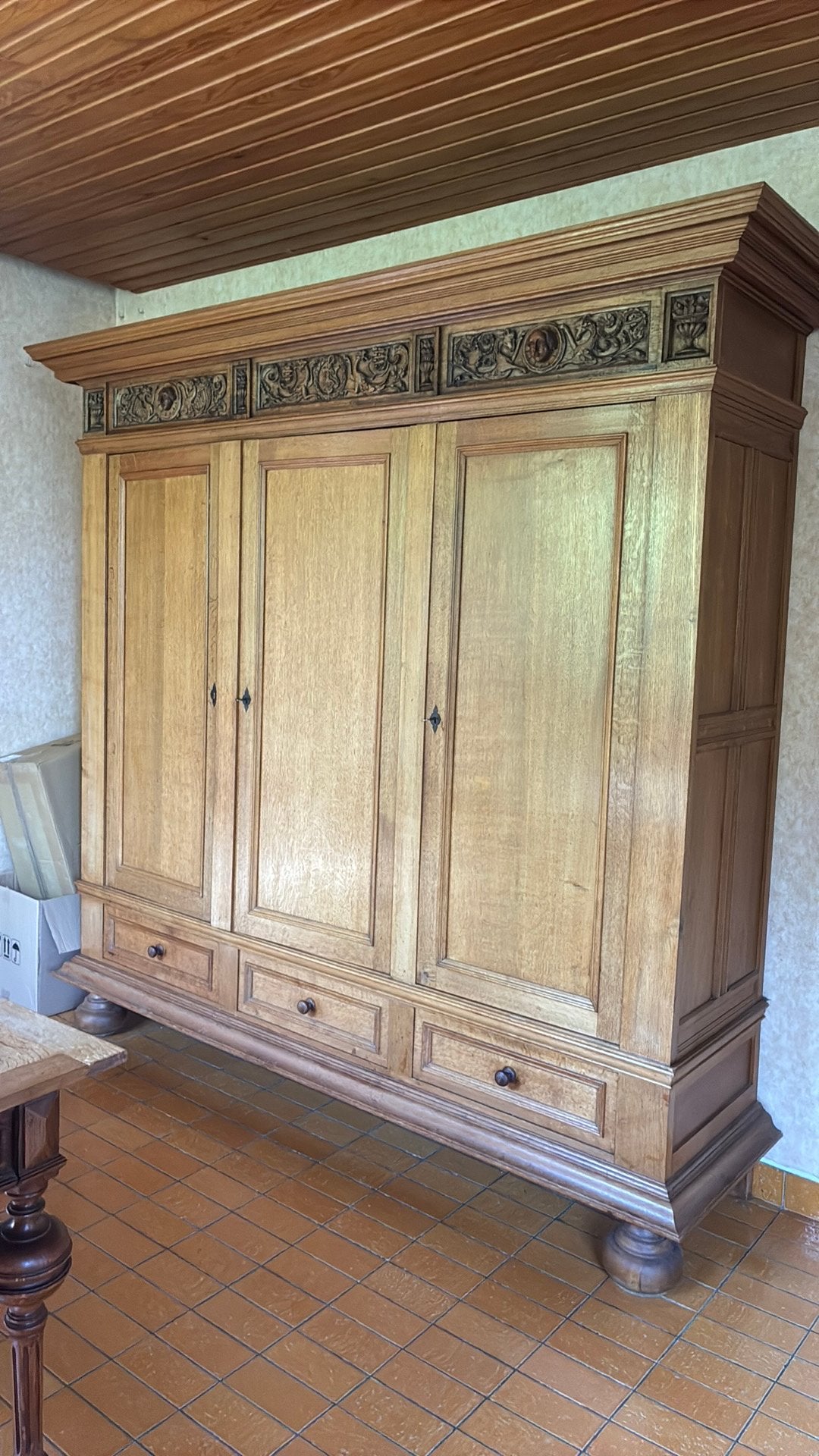 Eiken houten kast, Enlèvement