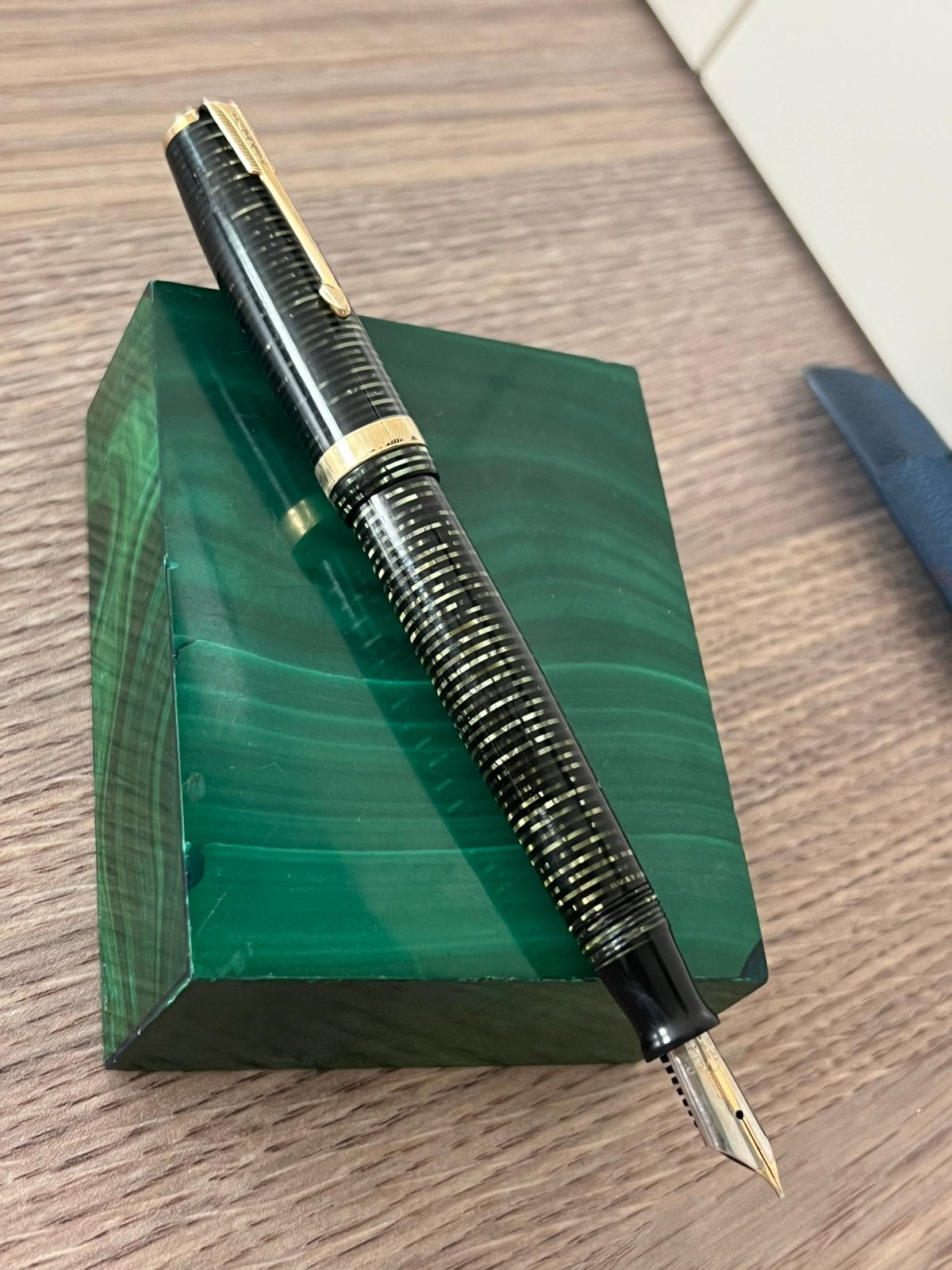 Parker Vacumatic verd strié de 1930, pointe M en bon état, Collections, Enlèvement ou Envoi, Comme neuf, Stylo, Parker