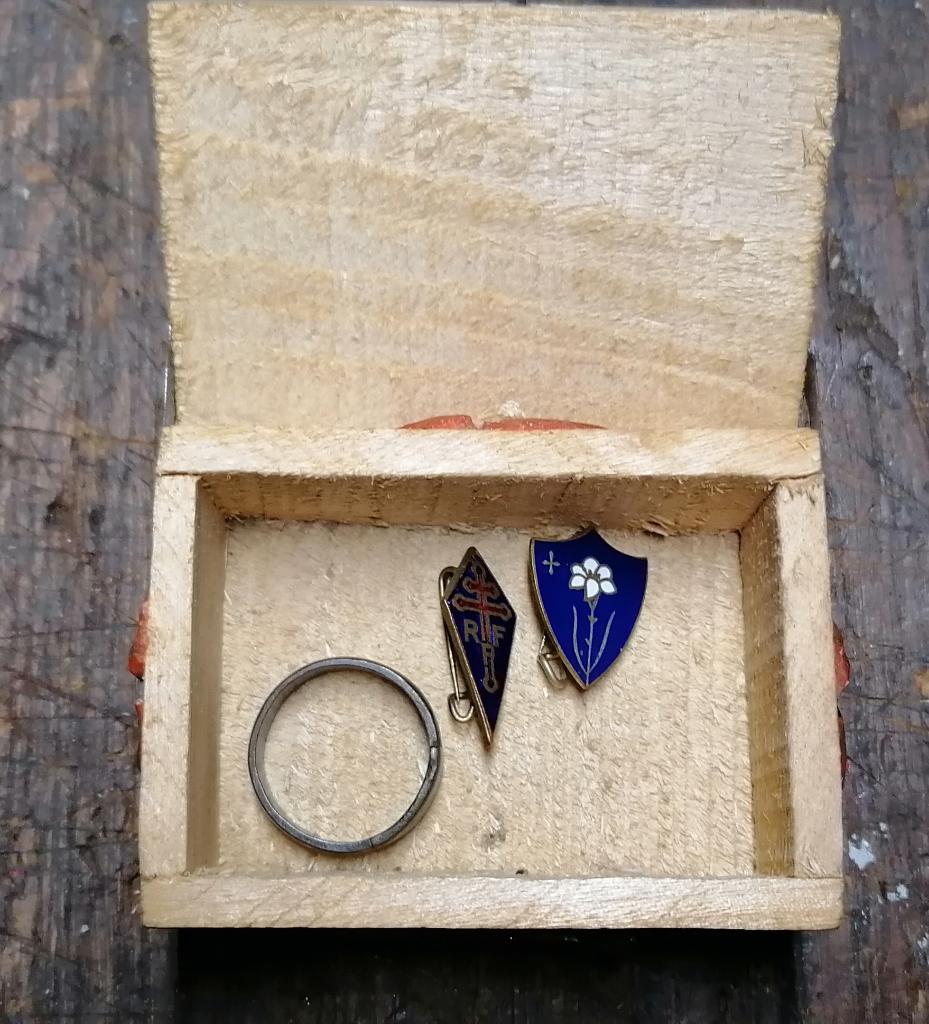 Ring met militaire insignes uit de WO2, Verzamelen, Militaria | Tweede Wereldoorlog, Overige soorten, Lintje, Medaille of Wings
