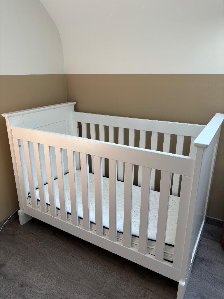 Babybed merk Bopita + matras, Kinderen en Baby's, Kinderkamer | Bedden, Ophalen, Gebruikt, Minder dan 140 cm, Matras