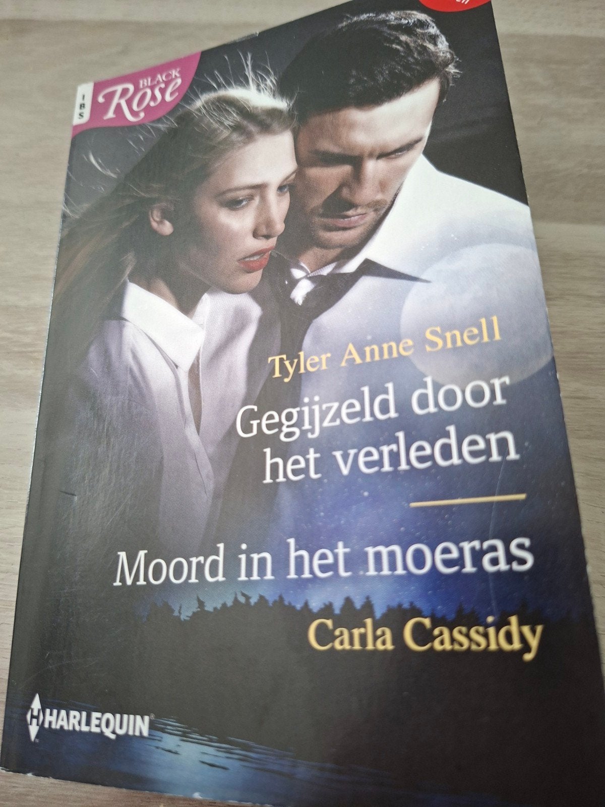 Harlequin Black Rose nr 147 juni 2026, Enlèvement