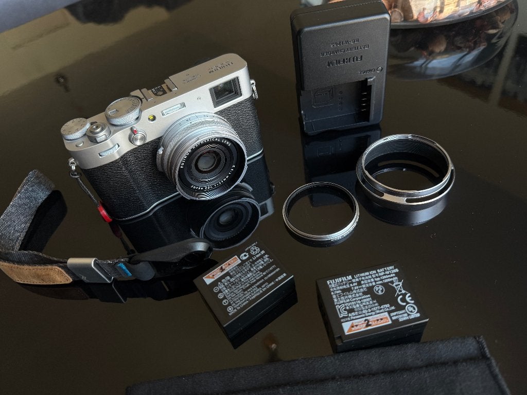 Fujifilm X100V Silver (Met Extra's), Enlèvement, Comme neuf, Appareil photo hybride, Fujifilm