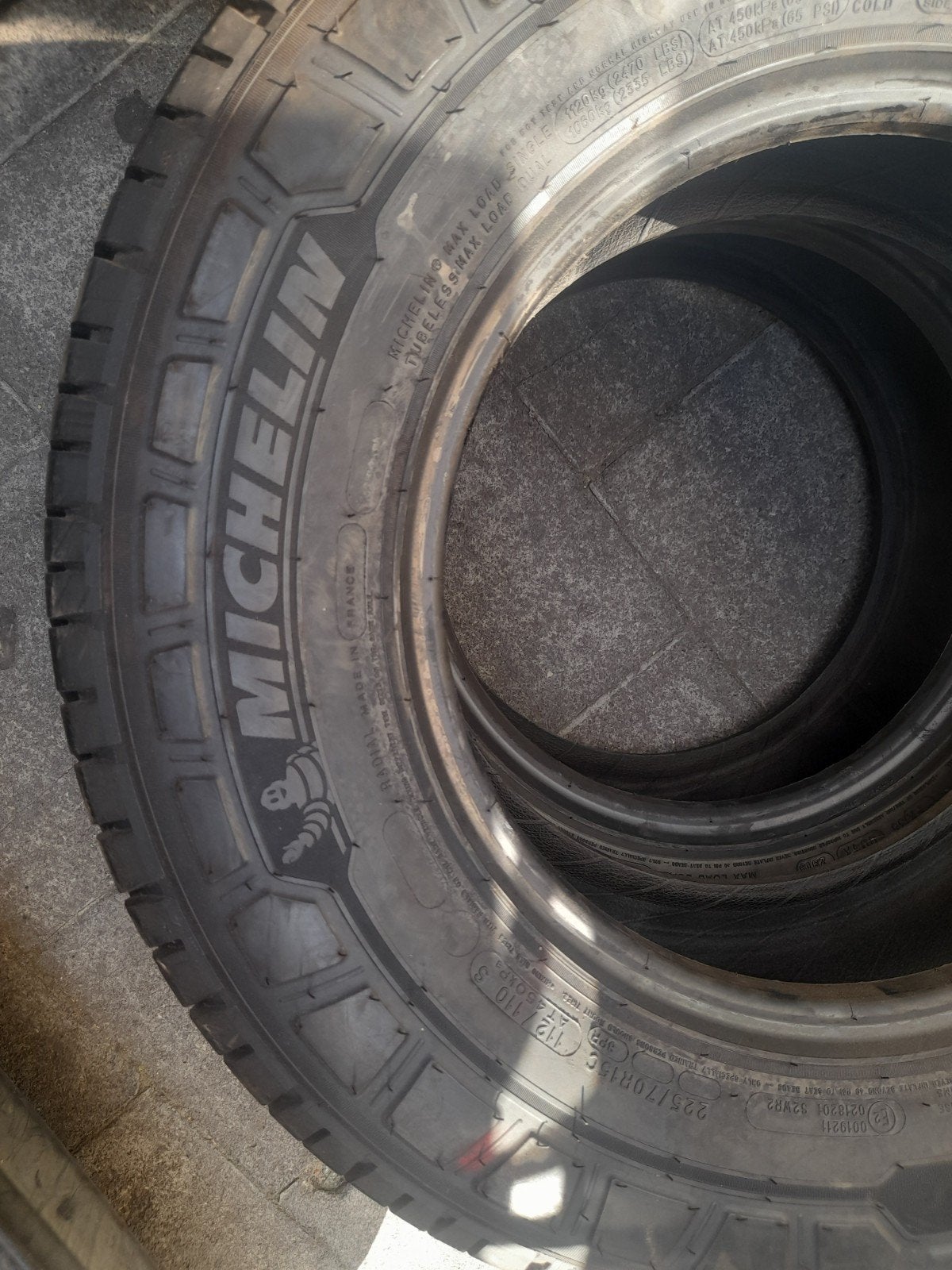 2 pneus Michelin 225 70 15C neufs, Enlèvement ou Envoi