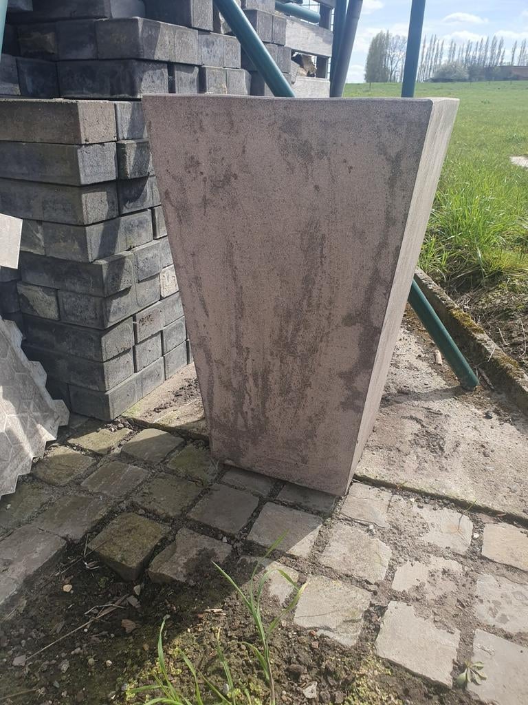 Hoge betonnen bloembak, Ophalen