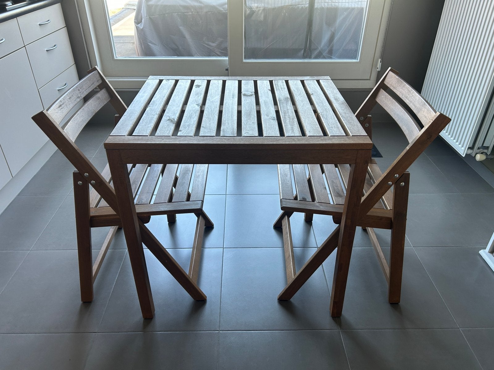 IKEA NÄMMARÖ tafel (75 x 63 cm) + 2 klapstoelen met kussens, Tuin en Terras, Ophalen, Zo goed als nieuw