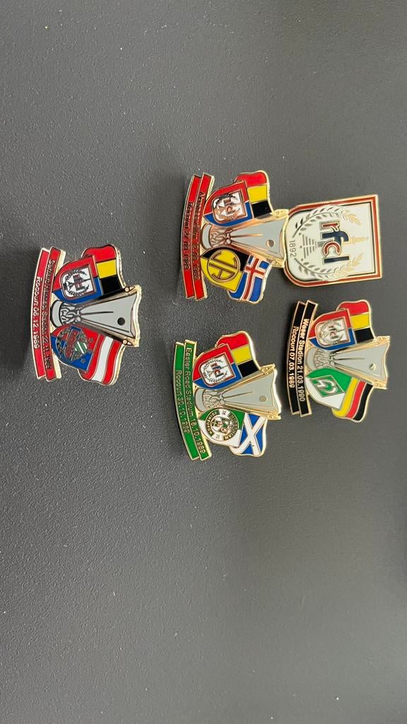 Pins verzameling Club Luik, Verzamelen, Verzenden, Zo goed als nieuw, Sport, Speldje of Pin