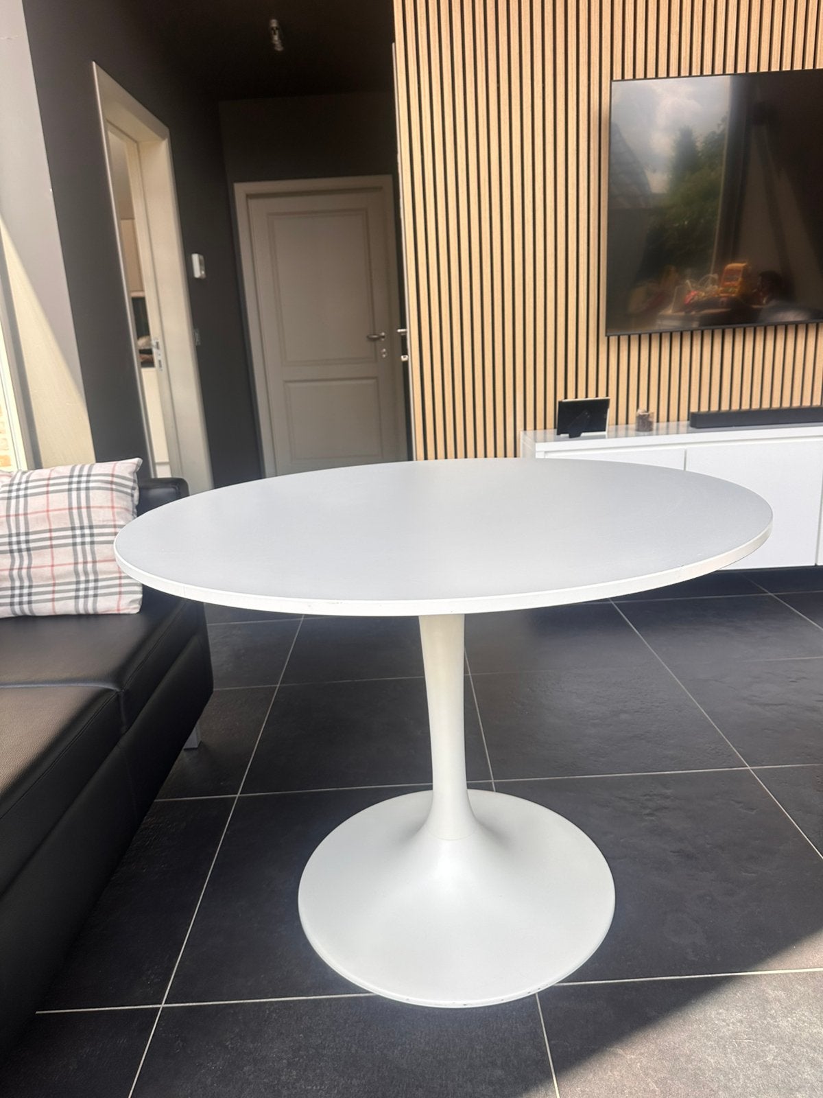 Table ronde blanche moderne - Docksta, Enlèvement, Comme neuf, Quatre personnes