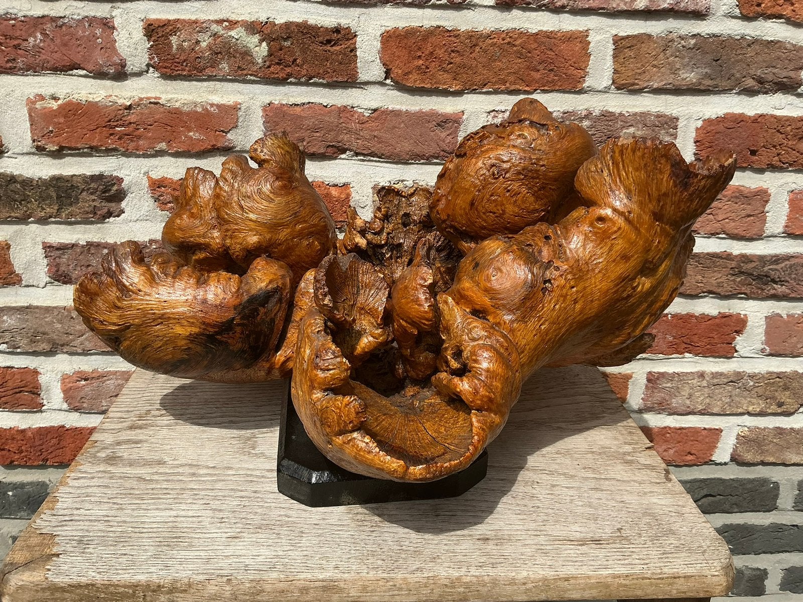 Sculpture en bois  sur un piédestal, dim: 40 cm x 25 cm, Enlèvement