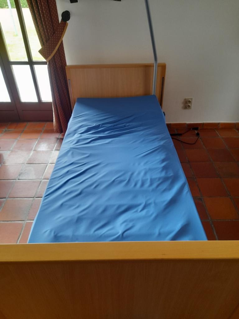 Lit médicalisé avec son matelas alternating, Huis en Inrichting, Slaapkamer | Bedden, Ophalen