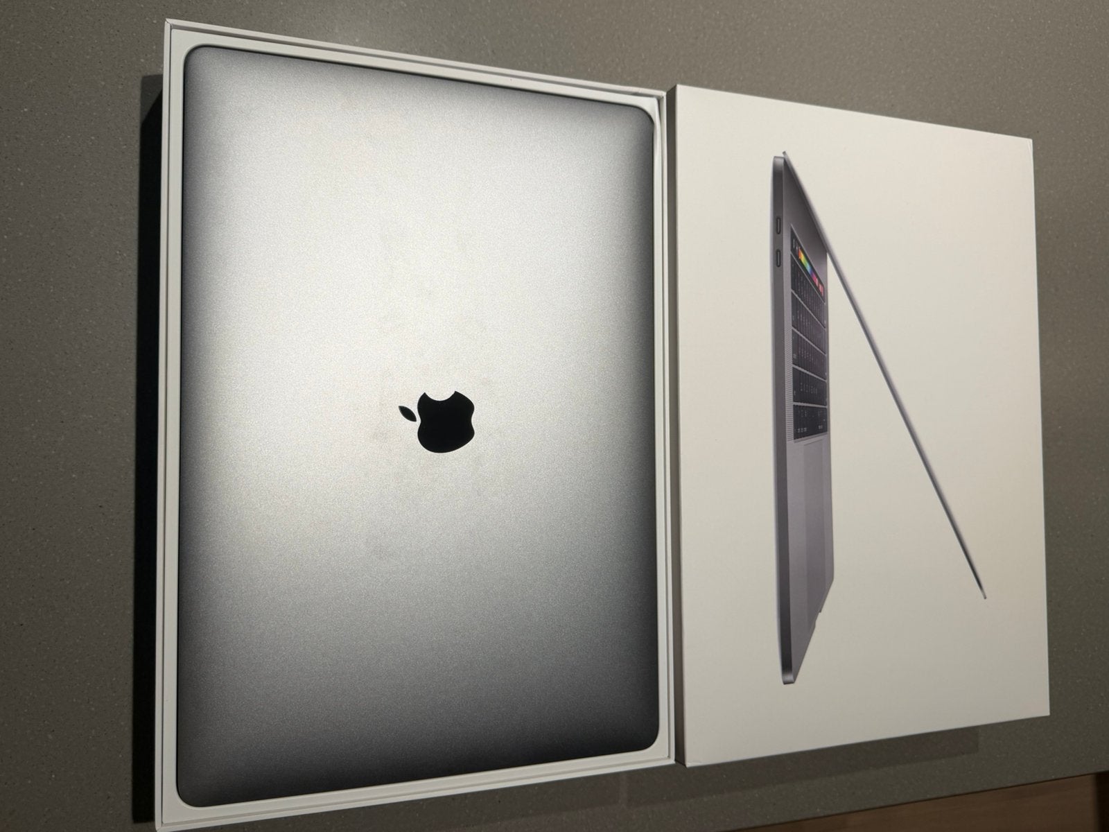 Apple Macbook Pro 15-inch Space Gray, Computers en Software, Apple Macbooks, 256 GB, 2 tot 3 Ghz, 15 inch, Zo goed als nieuw