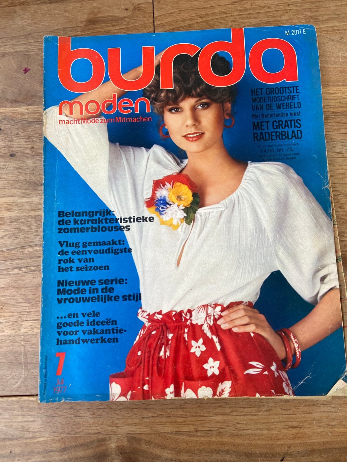 2 Burda magazines uit ‘77 in mooie staat, Hobby en Vrije tijd, Kledingpatronen, Ophalen of Verzenden, Zo goed als nieuw, Burda