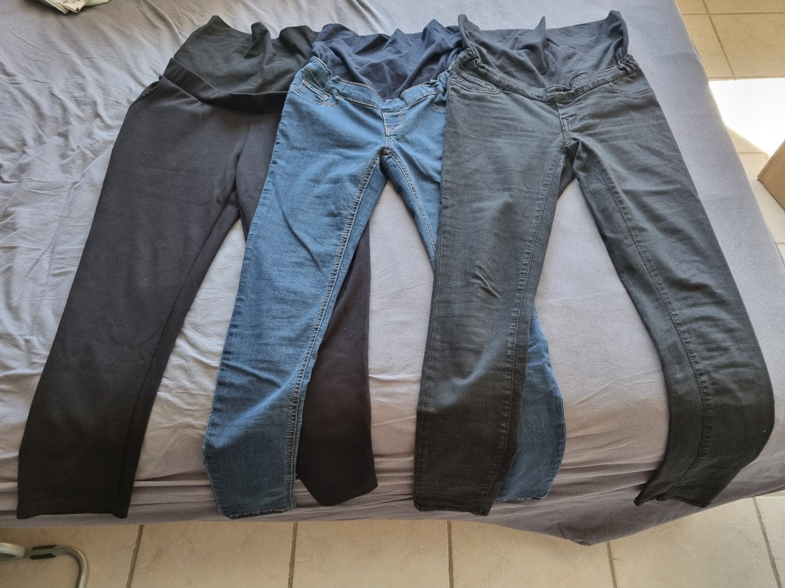 3 pantalons de maternité : robe noire, jean bleu et noir, Neuf, Taille 38/40 (M), Enlèvement ou Envoi, Pantalon ou Jeans