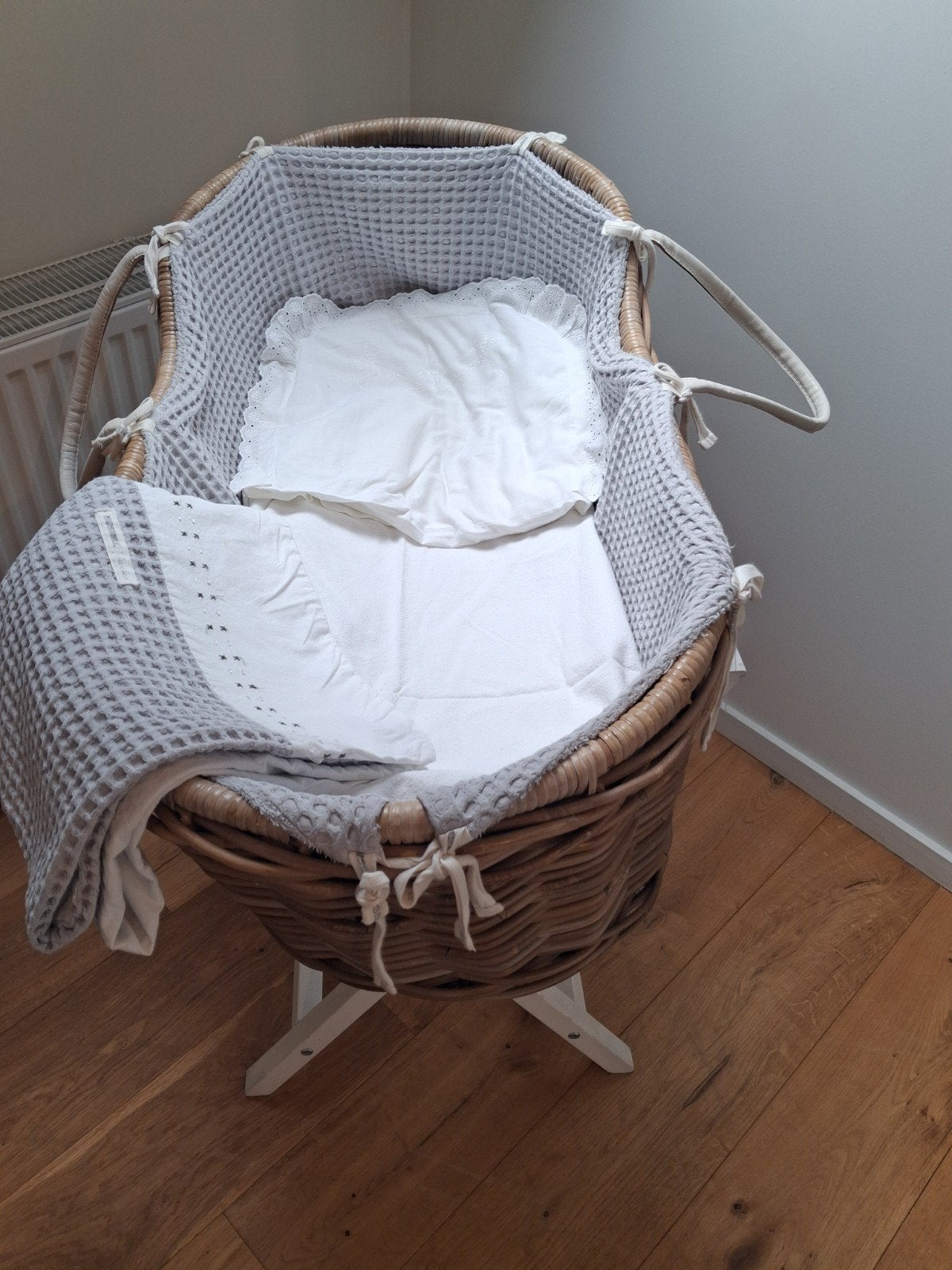 mooi landelijk rotan Kidsmill wiegje op witte staander, Enfants & Bébés, Berceaux & Lits, Enlèvement