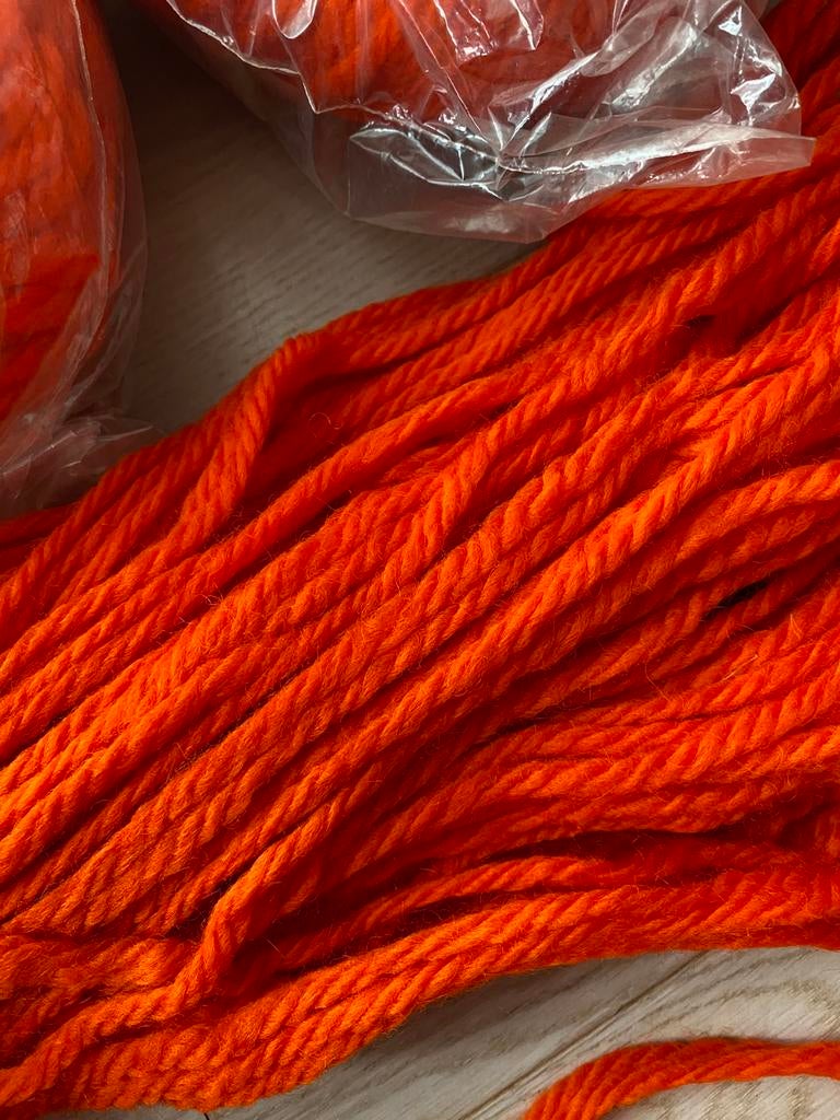 7 strengen oranje wol, Hobby en Vrije tijd, Ophalen, Nieuw