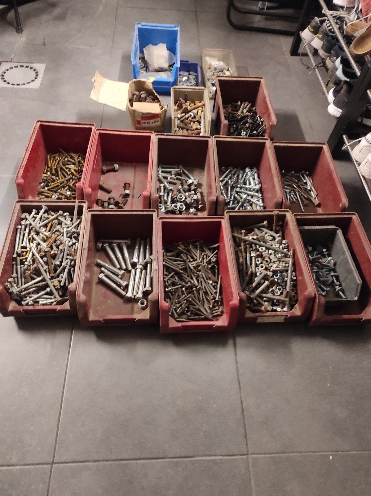 Lot met honderden bouten, moeren en rondellen incl bakjes, Ophalen