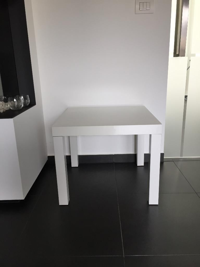 2 witte bijzettafeltjes + antiek smeedijzeren bijzettafeltje, Ophalen