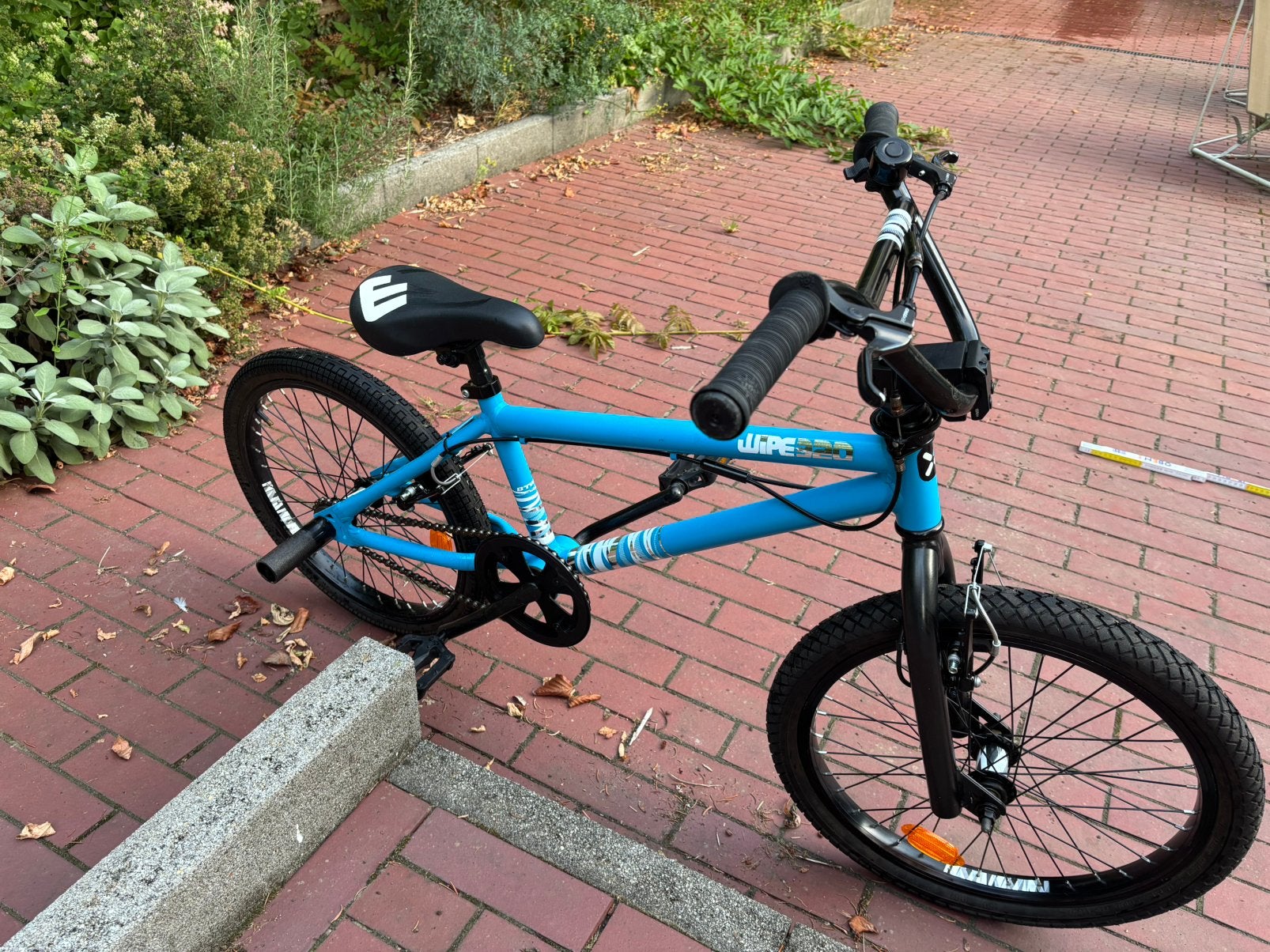 B'Twin Wipe 20 inch BMX Stuntfiets, Fietsen en Brommers, Fietsen | Crossfietsen en BMX, Ophalen, Zo goed als nieuw