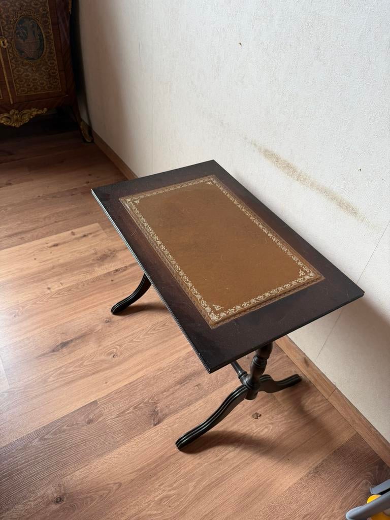 houten bijzettafel met decoratief blad, Huis en Inrichting, Ophalen, Overige materialen, Minder dan 50 cm, Gebruikt