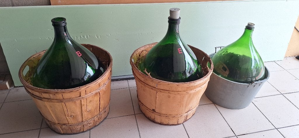 dame jeanne 54l in houten korf, Antiek en Kunst, Antiek | Glaswerk en Kristal, Ophalen