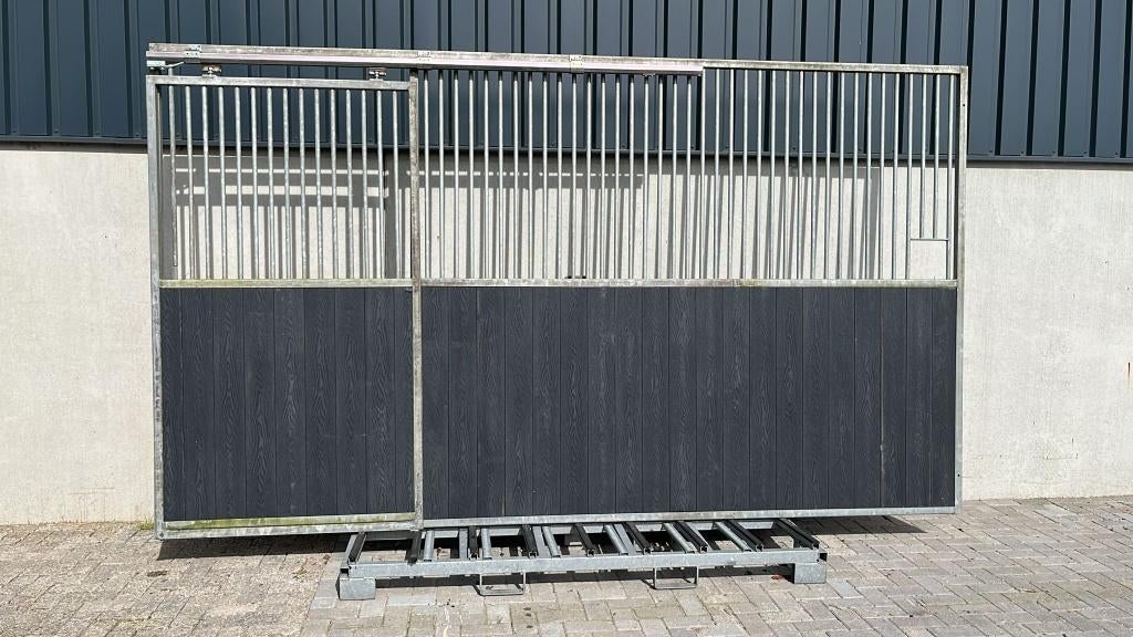 Nieuwe voorwand met schuifdeur links | 4000 x 2300 mm, Animaux & Accessoires, Box & Pâturages, Élevage, Mise à l'étable, Pâturage