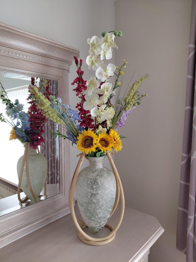 Glazen vaas op houten standaard met kunstbloemen, Huis en Inrichting, Ophalen, Zo goed als nieuw, Minder dan 50 cm