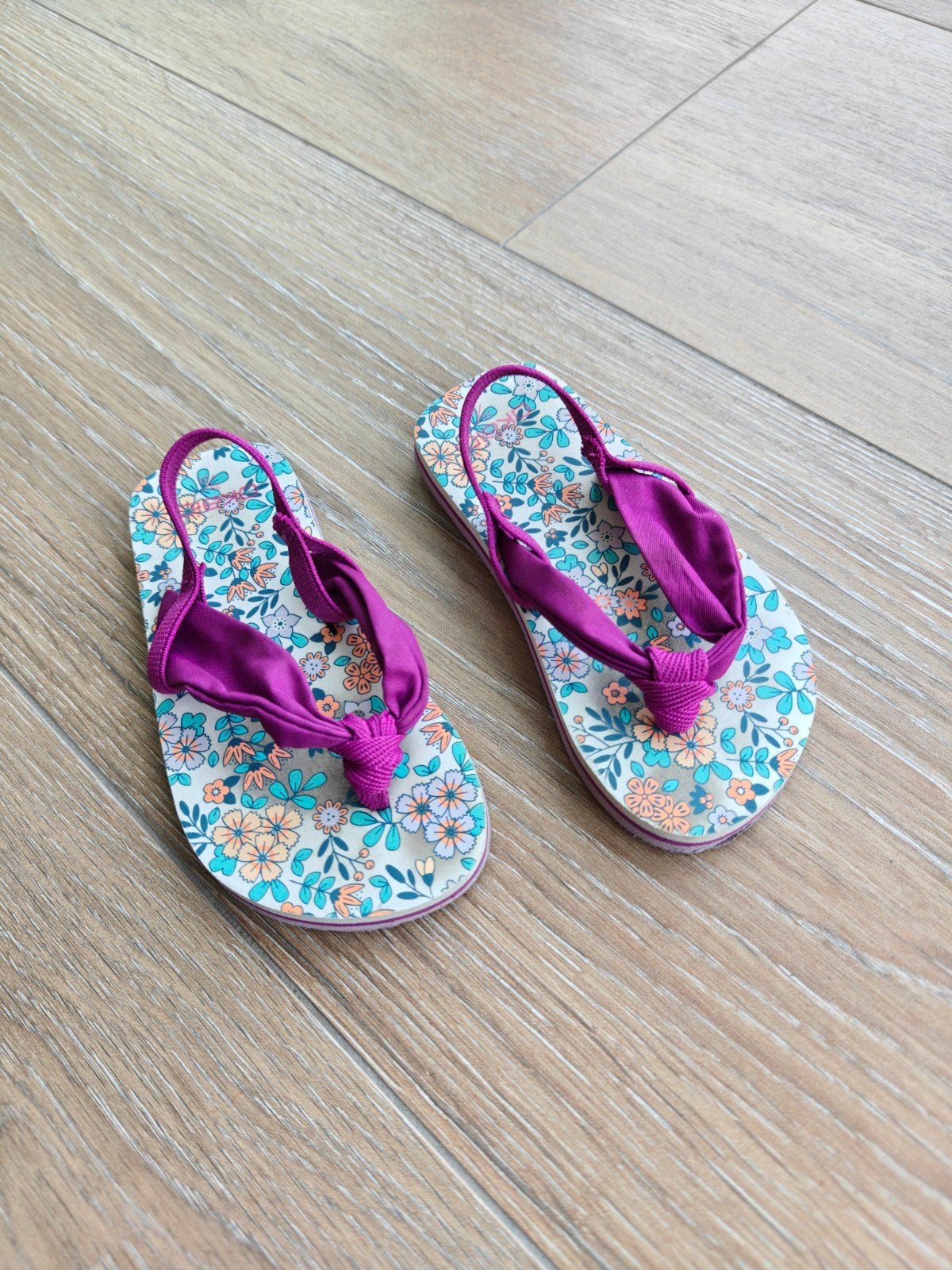 Teenslippers - maat 25/26, Okaidi, Enlèvement, Utilisé, Autres types