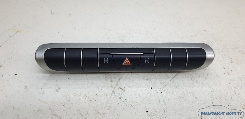Gevarenlicht schakelaar W451 Smart Fortwo CPV 451820681 orig, Gebruikt, Mercedes-Benz AG, Mercedesstrasse 120
70372  Stuttgart, DE