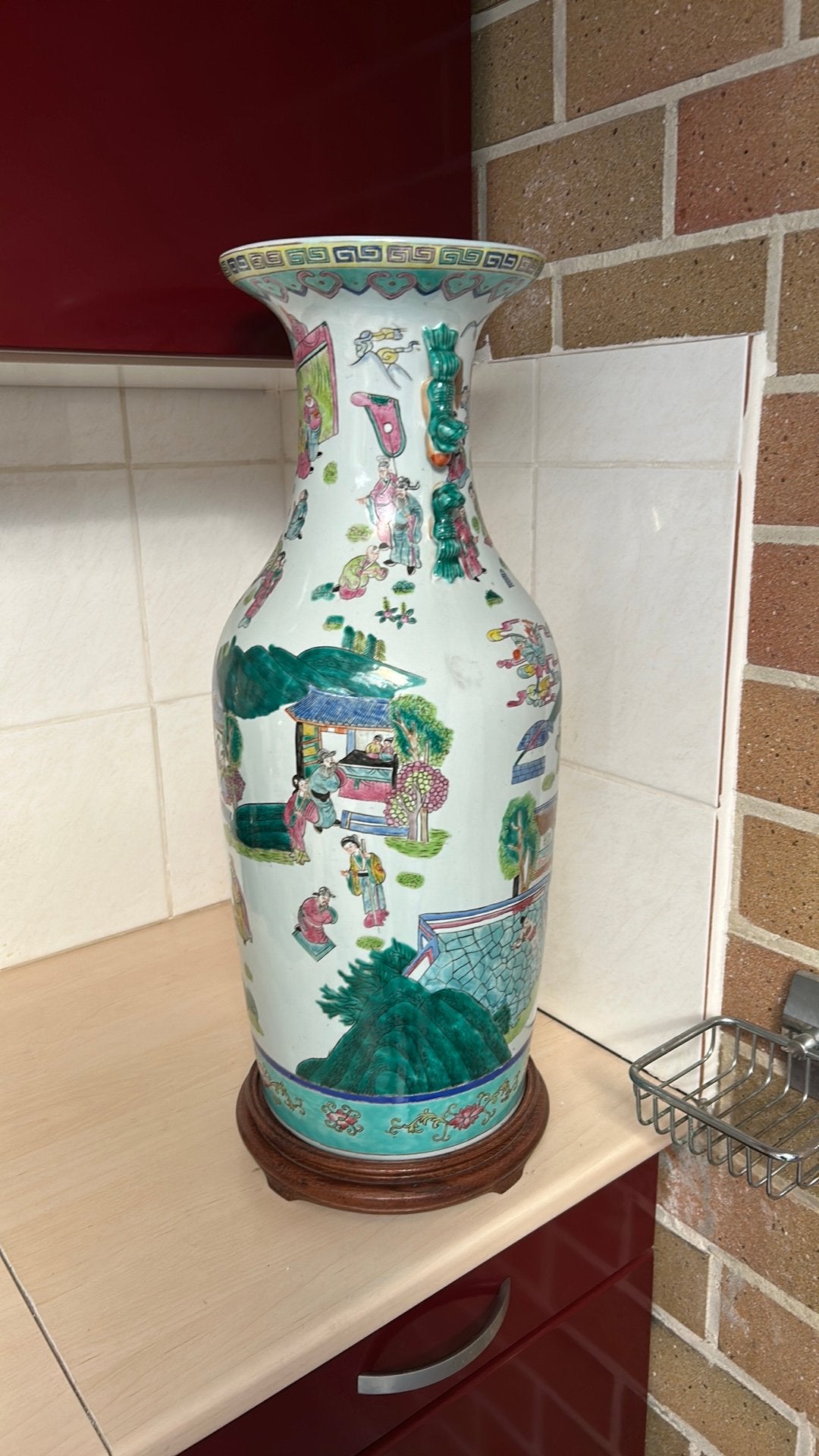 Grand vase, Enlèvement