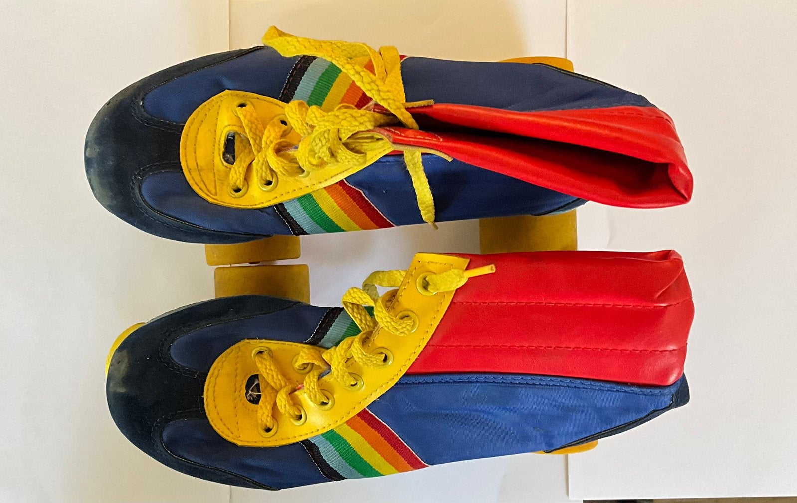 Vintage rolschaatsen – retro rainbow design, Ophalen, Gebruikt