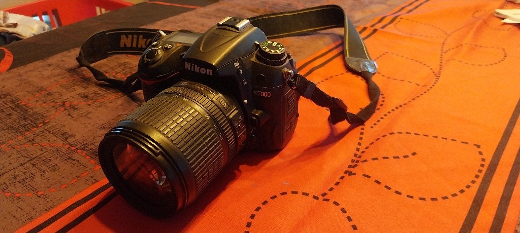 Kodak Nikon D7000 + lens dx 18 - 105 mm, Enlèvement ou Envoi, Mise au point manuelle, Sangle de transport, Ne fonctionne pas