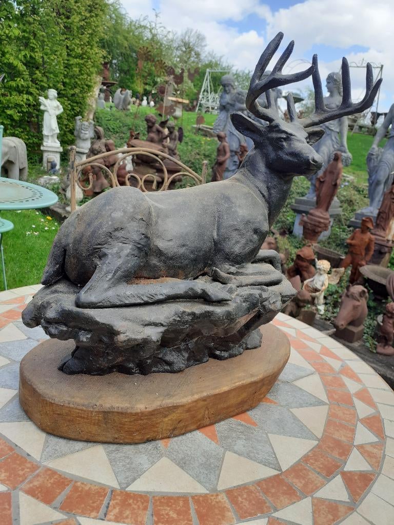 CERF COUCHE EN FONTE PATINEE SUR SOCLE BOIS, Enlèvement ou Envoi, Utilisé, Autres matériaux, Brocante