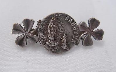 Antieke verzilverde Banneux broche – Onze Lieve Vrouw (4484), Antiek en Kunst, Antiek | Religieuze voorwerpen, Ophalen