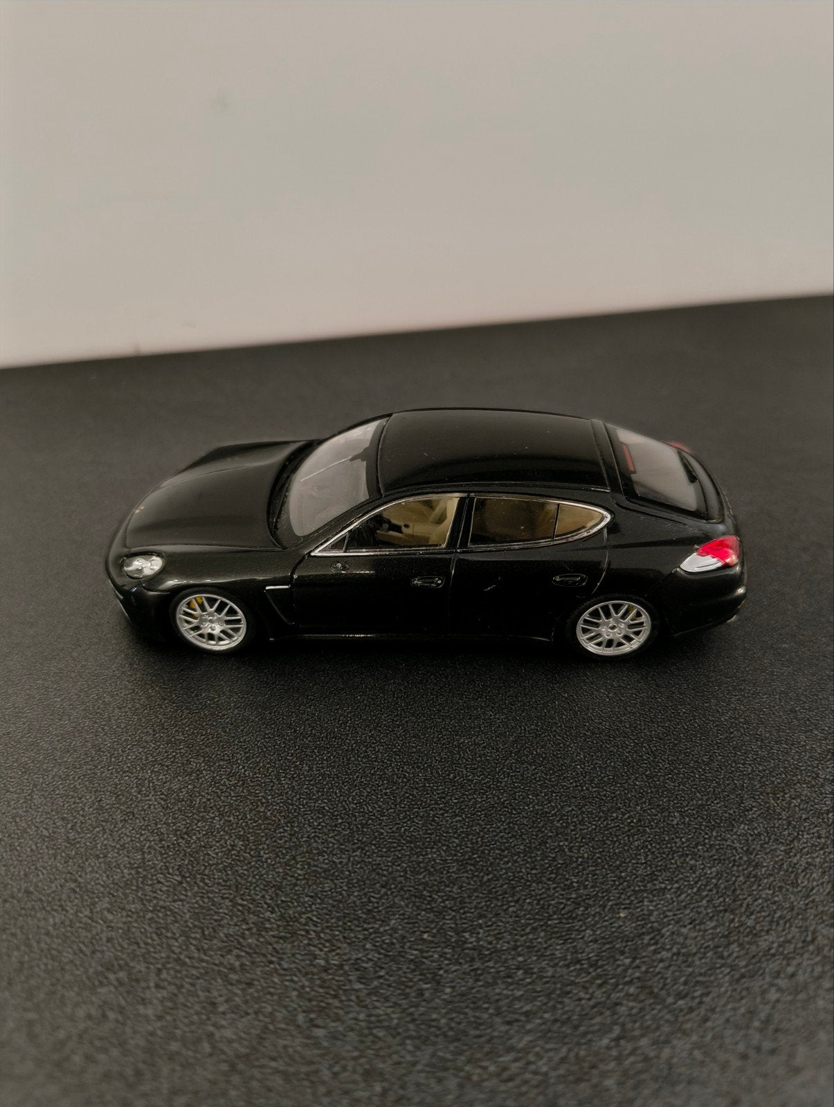 Minichamps Porsche Panamera Turbo (1:43) noir métallisé, Enlèvement ou Envoi, MiniChamps