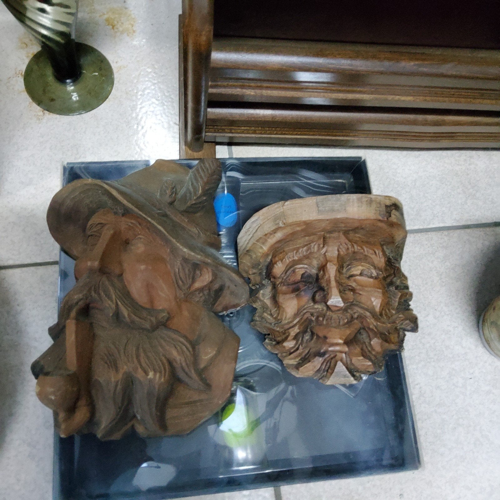 2 houten maskers, Ophalen