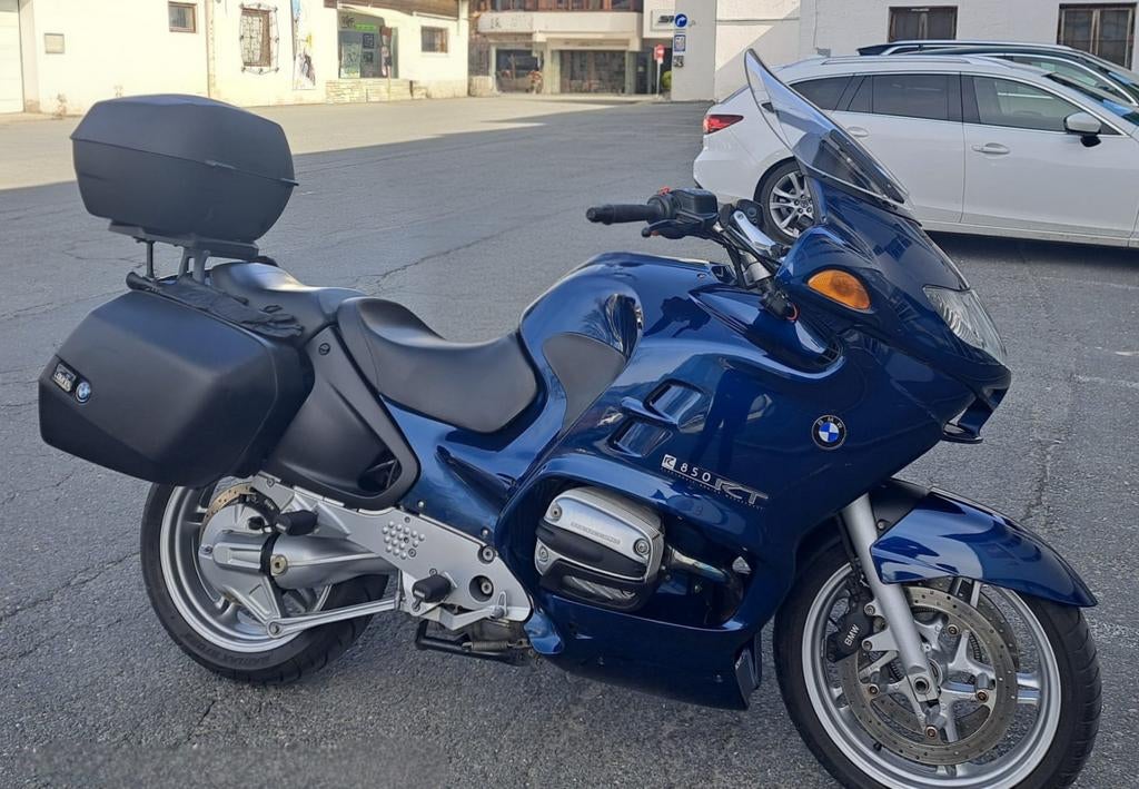 BMW R850RT avec valises supérieures et latérales de couleur, Motos
