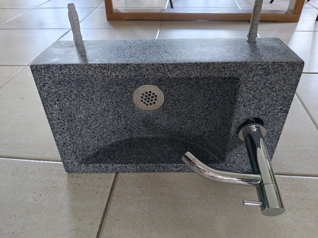 Kleine wastafel met kraan natuursteen (wc etc.), Ophalen, Zo goed als nieuw, Steen, Wastafel