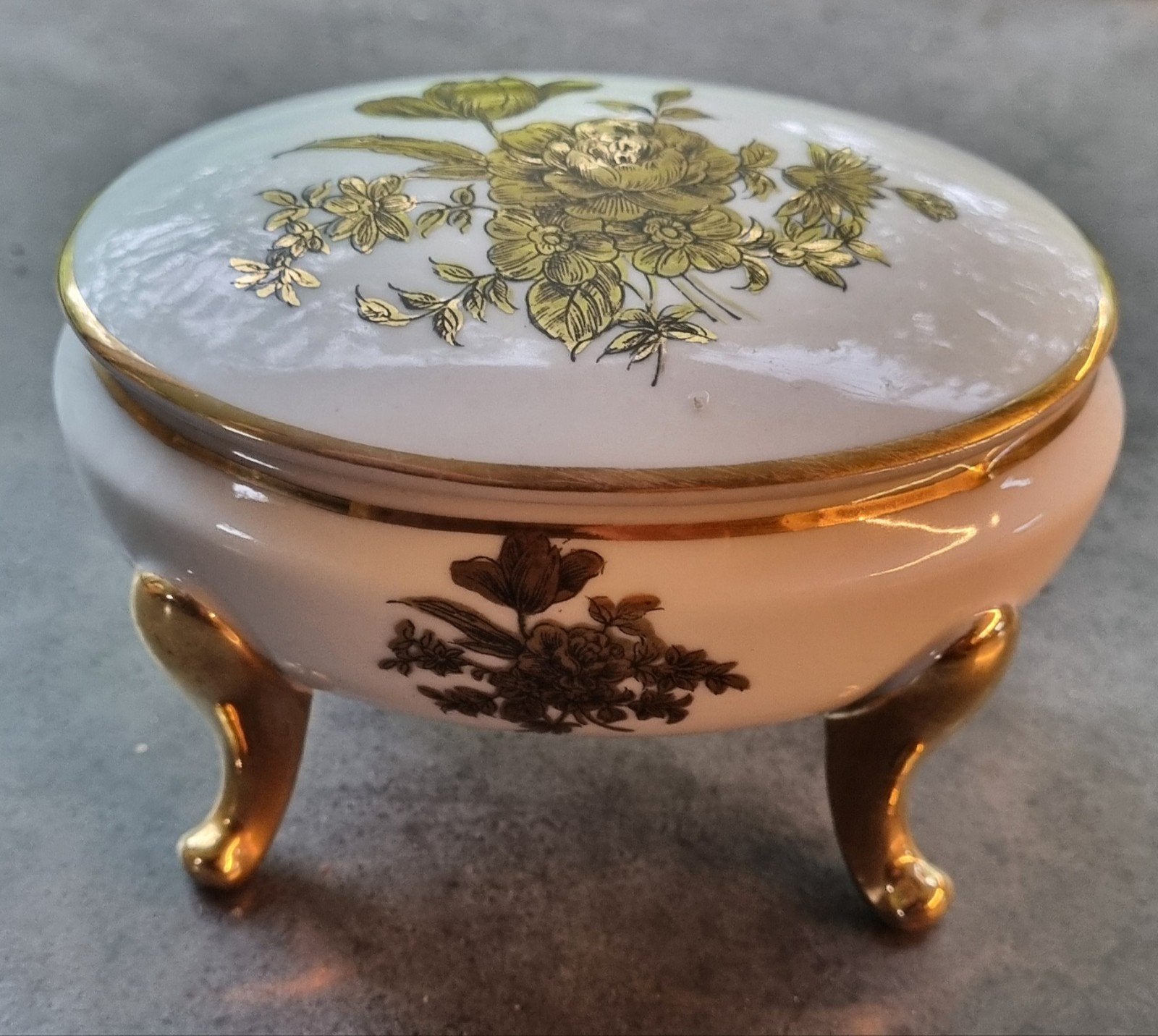 Bijou en porcelaine, Enlèvement