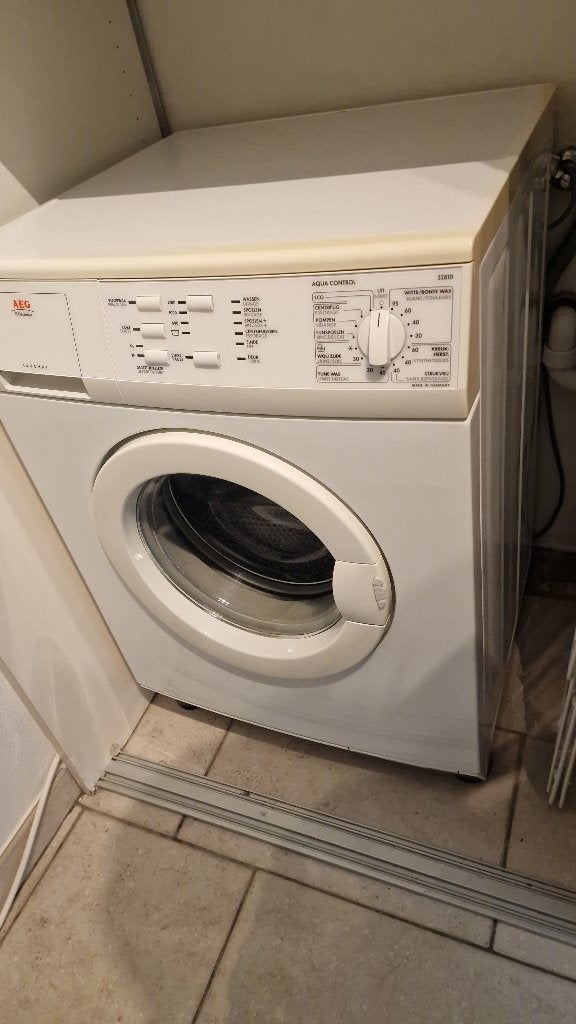Machine à laver AEG - presque neuve - avec minuterie, 1200 à 1600 tours, 6 à 8 kg, Programme lavage à la main, Comme neuf
