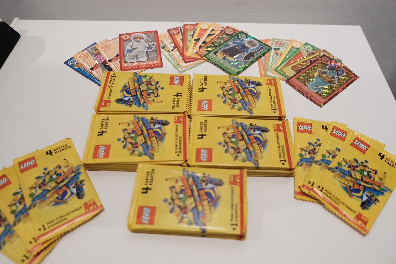 Lego verzamelkaarten - 56 ongeopend pakjes, Ophalen of Verzenden, Nieuw, Meerdere kaarten, Foil