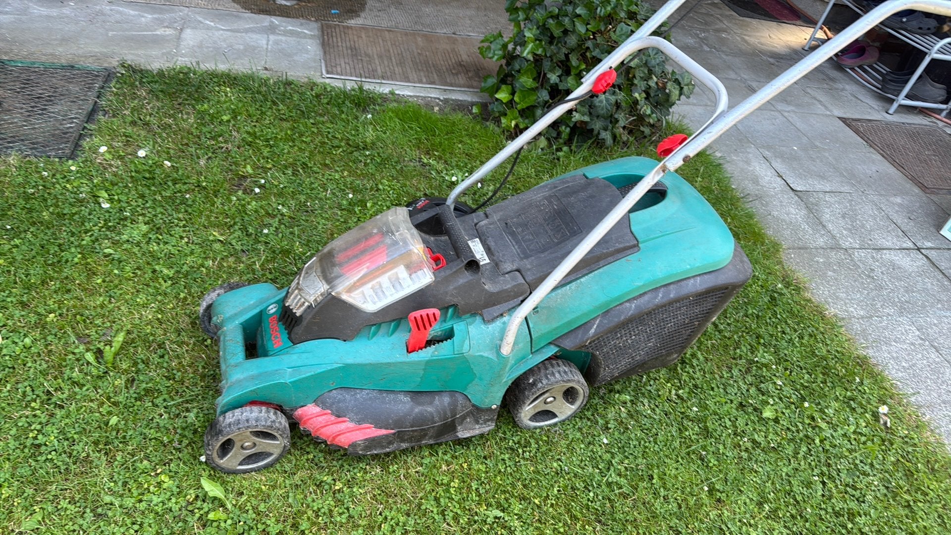 Grasmaaier met twee batterijen en oplader, Tuin en Terras, Grasmaaiers, Ophalen, Cirkelmaaier, Gebruikt, Accu-grasmaaier