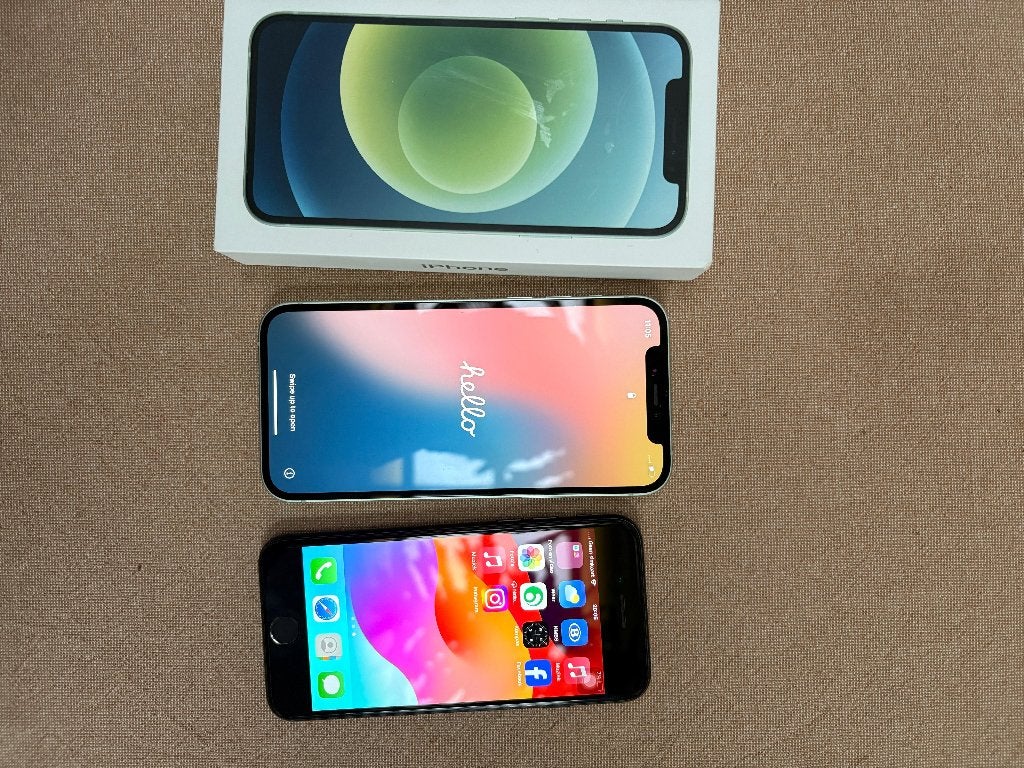 2 iPhones te koop: iPhone 12 64GB & iPhone SE 2020 64GB, Telecommunicatie, Gebruikt, Ophalen of Verzenden, Zonder simlock, Zonder abonnement