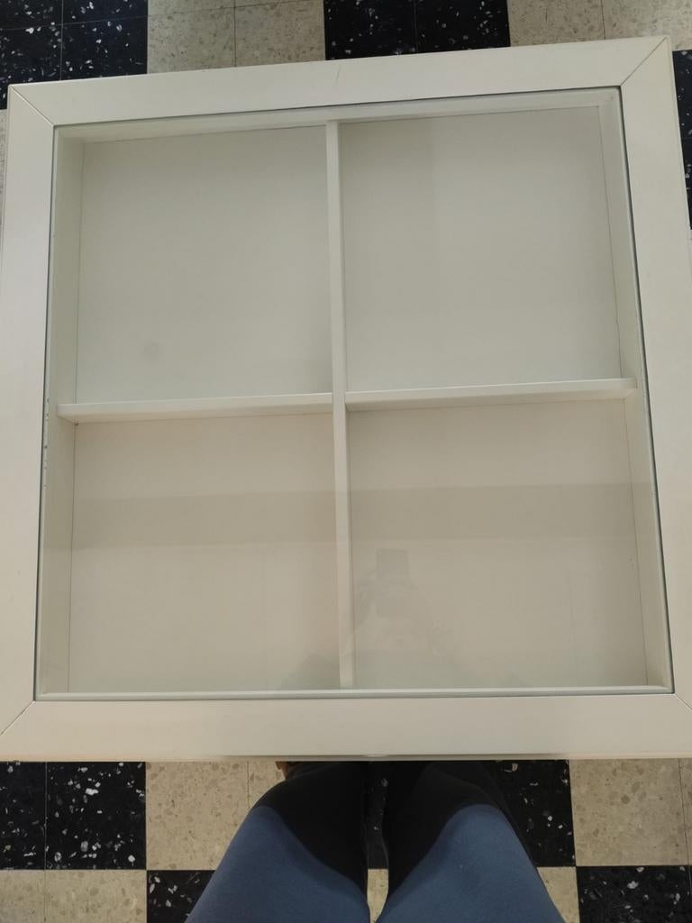 Table basse blanche Ikea.. avec plateau en verre incrusté., Maison & Meubles, Tables | Tables de salon, Enlèvement