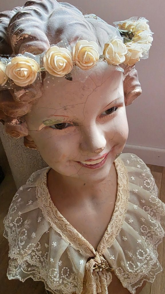 Oude vrouwebuste mannequin, Ophalen