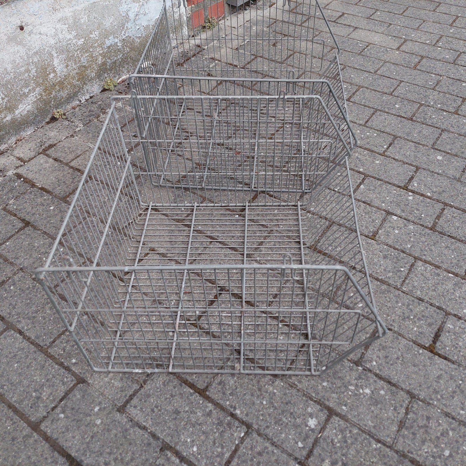 2 oude metalen opbergrekken. stapelbaar, Ophalen
